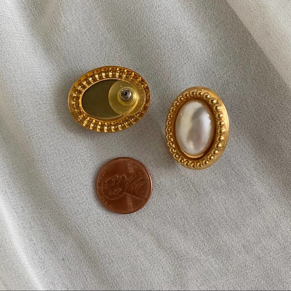 VTG Oval Ivory Pearl Gold Studded Halo Earrings - Picture 3 of 5